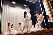 「エトワールを夢みて」でダンスバトルを繰り広げる吉田万葉（前列左）と阿部かれん（前列右）。