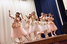 「ハコイリ▽ムスメ『エトワールを夢みて』リリース記念イベント ～横浜でアン・ドゥ・トロワ!～」の様子。