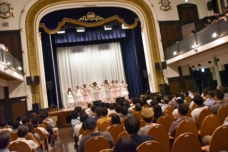 「ハコイリ▽ムスメ『エトワールを夢みて』リリース記念イベント ～横浜でアン・ドゥ・トロワ!～」の様子。