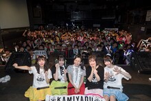 滋賀U★STONEに集まった舁夫と記念撮影する神宿。（撮影：真島洸）