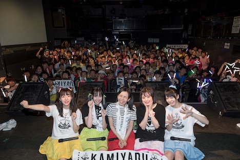 滋賀U★STONEに集まった舁夫と記念撮影する神宿。（撮影：真島洸）