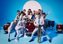 東京スカパラダイスオーケストラと白石麻衣（乃木坂46）。