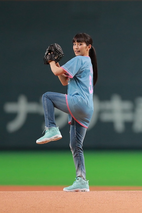 始球式でのmiwa。 (c)H.N.F.