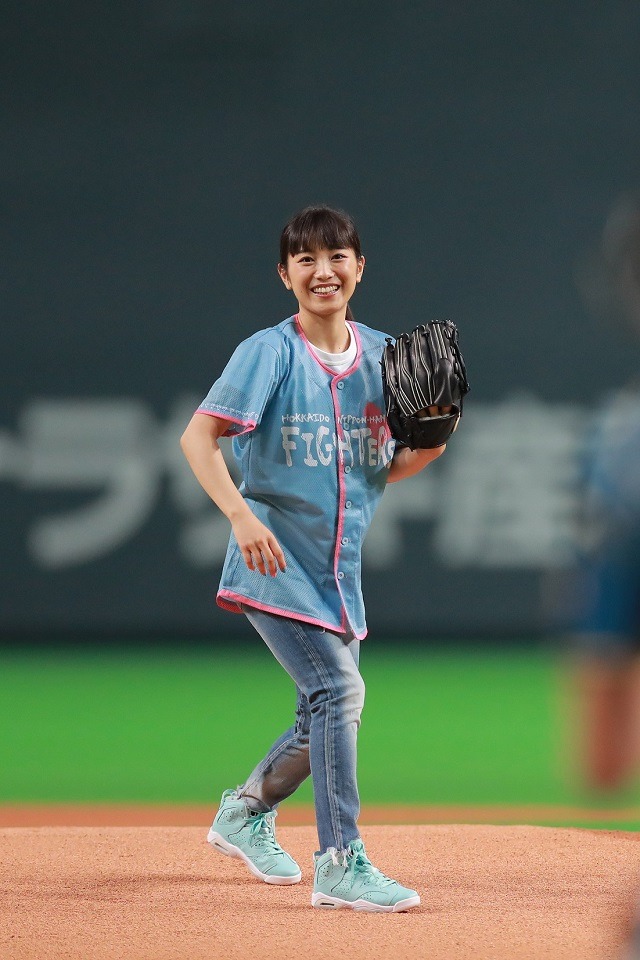 始球式でのmiwa。 (c)H.N.F.