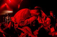 Crystal Lakeのライブの様子。（Photo by Takashi "TAKA" Konuma）