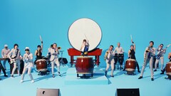 白石麻衣が 氷結 Cmでスカパラとコラボ 大胆さらし姿で和太鼓演奏を披露 動画あり コメントあり 音楽ナタリー