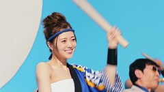 白石麻衣が 氷結 Cmでスカパラとコラボ 大胆さらし姿で和太鼓演奏を披露 動画あり コメントあり 音楽ナタリー