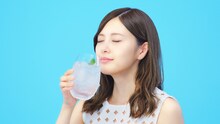 特設サイト「氷結(R) 100キーン」で紹介されている白石麻衣（乃木坂46）によるおすすめの「キリン 氷結」の飲み方。