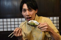 生ガキを食べるユースケ。