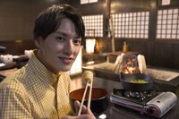 きりたんぽを食べるユースケ。