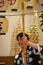 竿燈を持つユースケ。