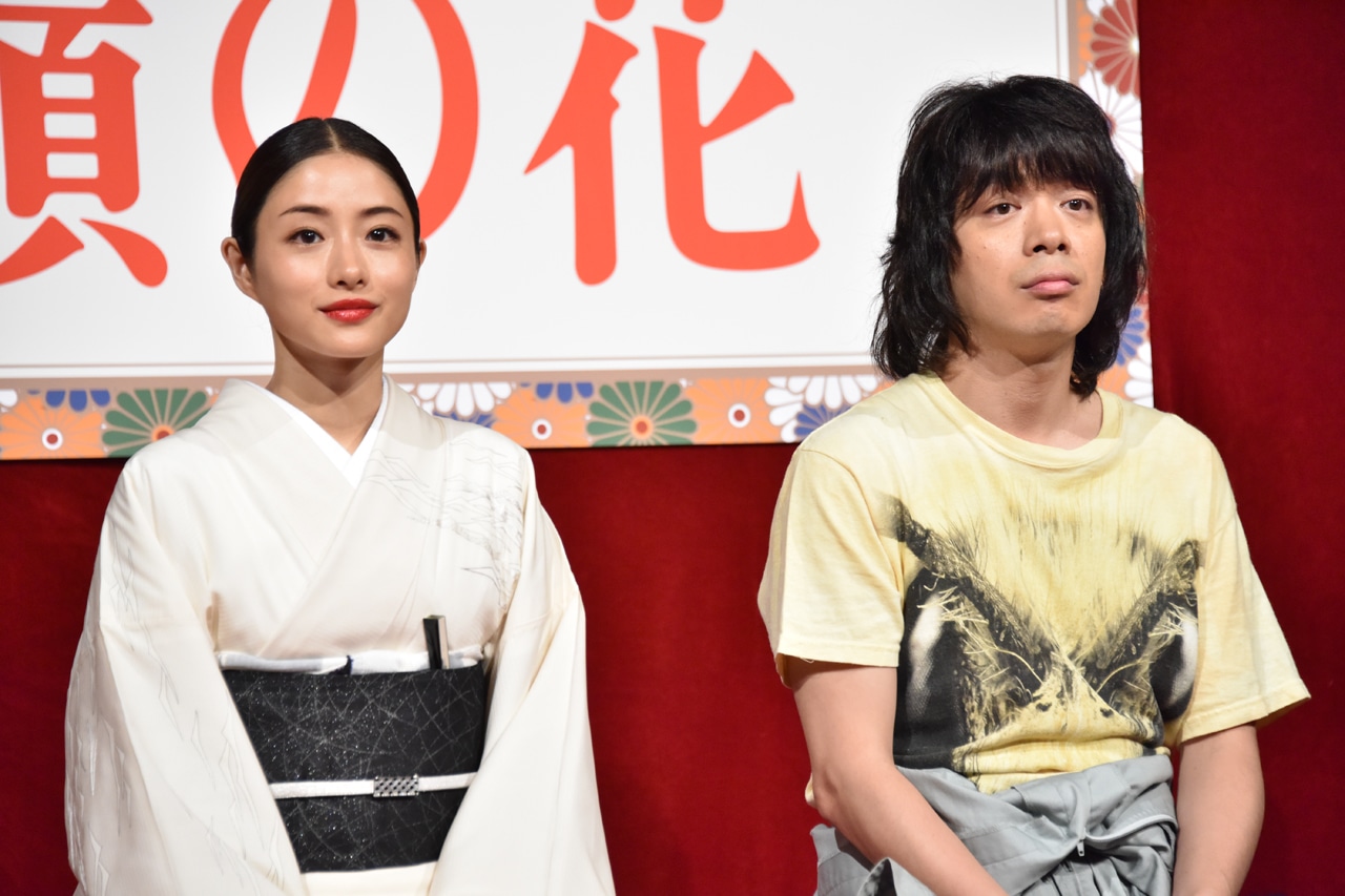 左から石原さとみ、峯田和伸（銀杏BOYZ）。