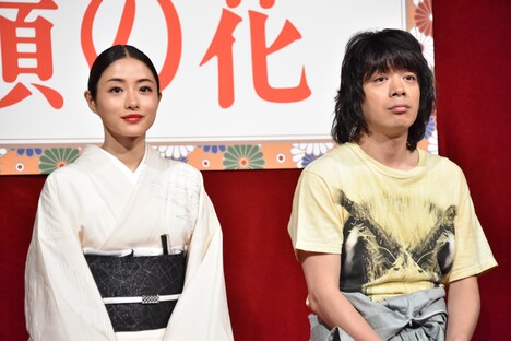 左から石原さとみ、峯田和伸(銀杏BOYZ)。