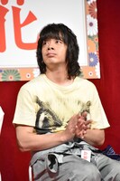 拍手をする峯田和伸（銀杏BOYZ）。