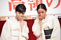 左から芳根京子、石原さとみ。