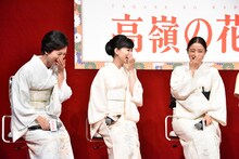 左から戸田菜穂、芳根京子、石原さとみ。