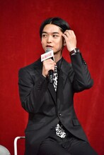 髪をかき上げる千葉雄大。