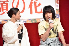 左から石原さとみ、峯田和伸（銀杏BOYZ）。