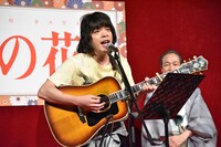 エルヴィス・プレスリー「Love Me Tender」を弾き語る峯田和伸（銀杏BOYZ）。