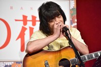 エルヴィス・プレスリー「ラヴ・ミー・テンダー」を披露する峯田和伸。