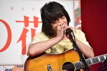 エルヴィス・プレスリー「Love Me Tender」を弾き語る峯田和伸（銀杏BOYZ）。