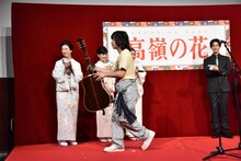 ギターを片付ける峯田和伸（銀杏BOYZ）。