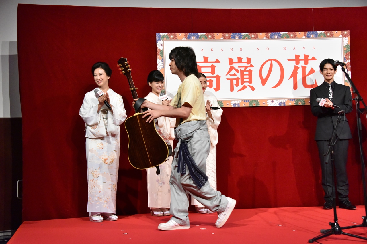 ギターを片付ける峯田和伸（銀杏BOYZ）。