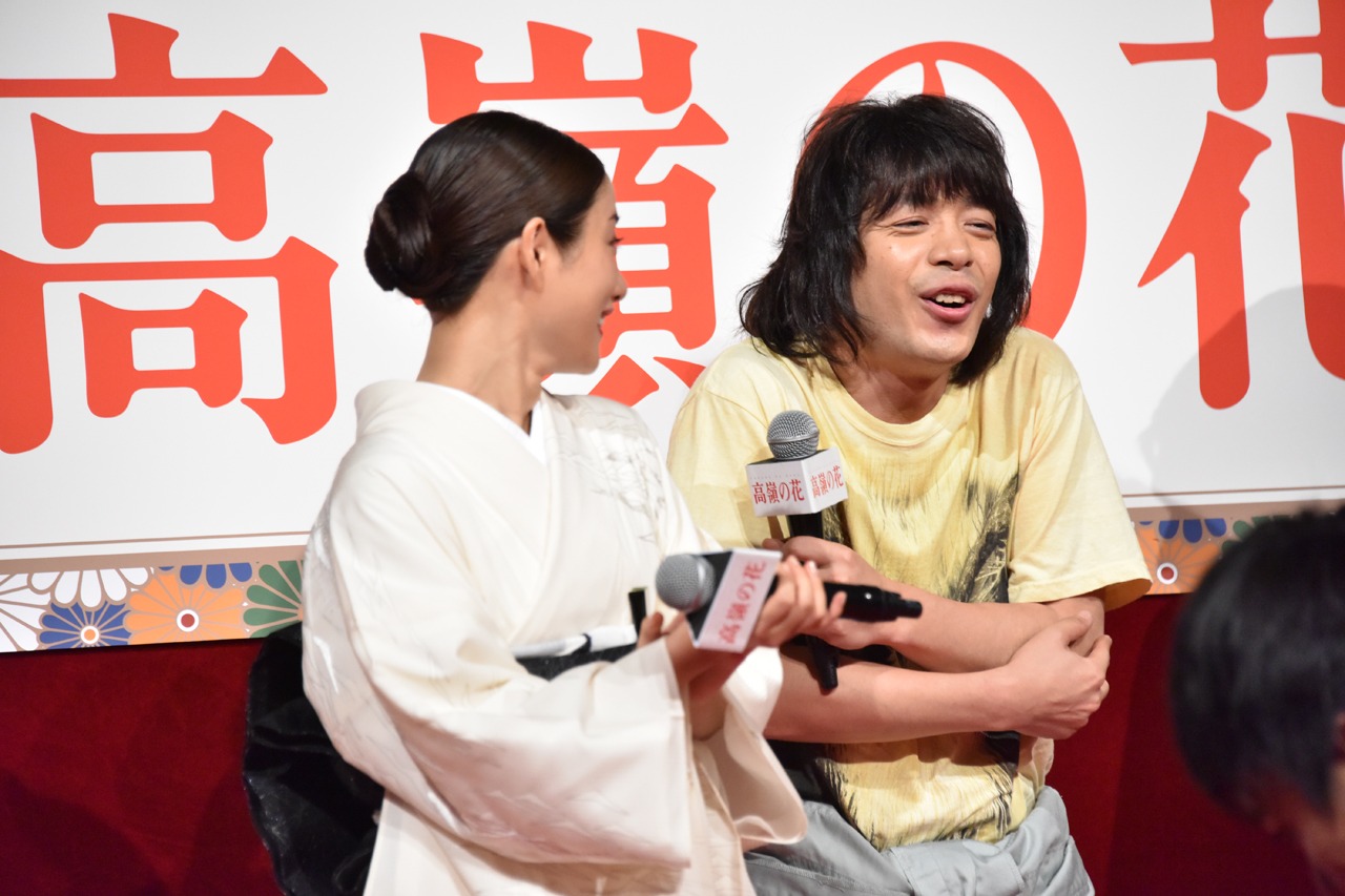 歌い終えて緊張の糸が解けた峯田和伸（右）。