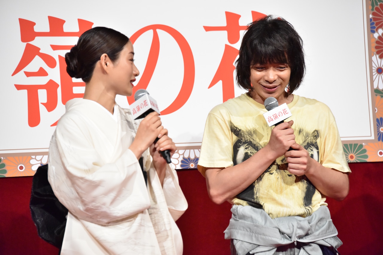 石原さとみに褒められ照れる峯田和伸（銀杏BOYZ）。
