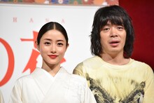 左から石原さとみ、峯田和伸（銀杏BOYZ）。