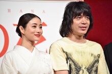 左から石原さとみ、峯田和伸（銀杏BOYZ）。