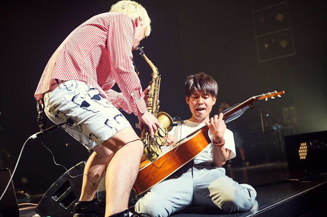 辻本美博（Sax / Calmera）とカワムラヒロシ（G）。（Photo by TAKAO IWASAWA）