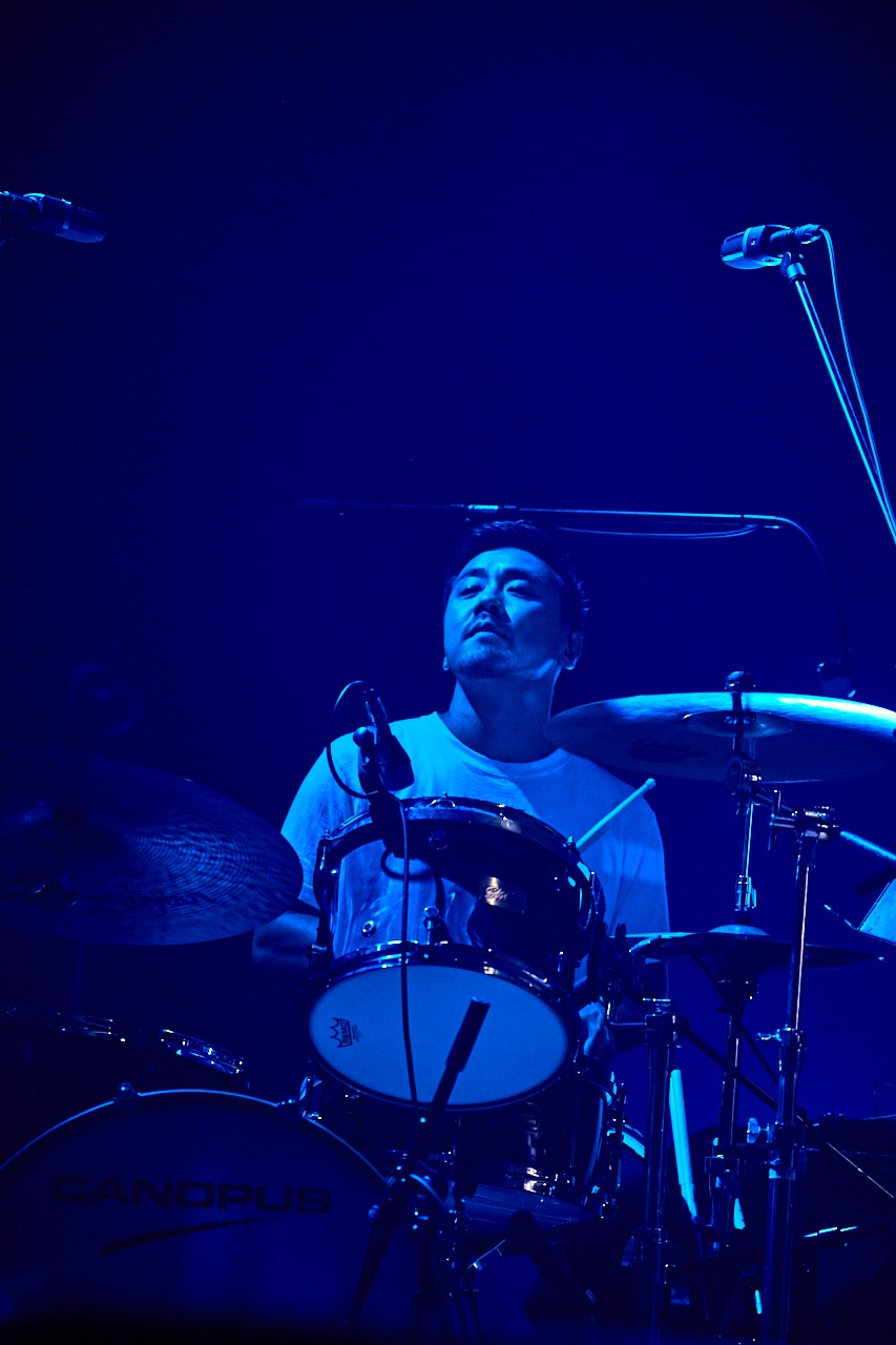 Tomo Kanno（Dr）（Photo by TAKAO IWASAWA）