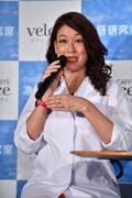 新婚ネタには1つひとつ巧みな話芸で返し結婚指輪をアピールしたLiLiCo。