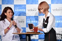 LiLiCo（左）にアイスコーヒーを渡す最上もが（右）。