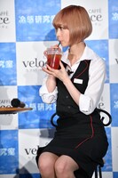 アイスティーを飲んで落ち着く最上もが。