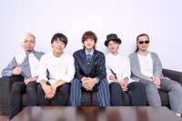 ホタルライトヒルズバンドと小関裕太（中央）。