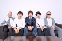 ホタルライトヒルズバンドと小関裕太（中央）。