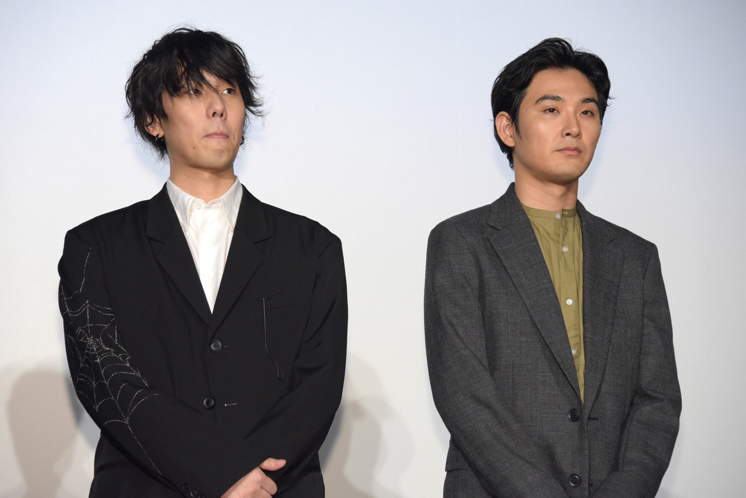 左から野田洋次郎、松田龍平。