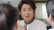 「AJINOMOTO オリーブオイルエクストラバージン」のテレビCM「突然大野くん編」のワンシーン。