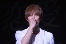 投げキッスをする岩岡徹（Da-iCE）。