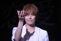 投げキッスをする岩岡徹（Da-iCE）。