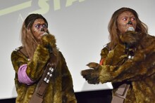 リョウガ（左）の陰キャラぶりを司会者に伝えるユーキ（右）。