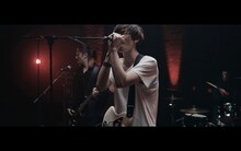[ALEXANDROS]「Mosquito Bite」ミュージックビデオのワンシーン。