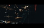 [ALEXANDROS]「Mosquito Bite」ミュージックビデオのワンシーン。