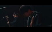 [ALEXANDROS]「Mosquito Bite」ミュージックビデオのワンシーン。