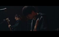 [ALEXANDROS]「Mosquito Bite」ミュージックビデオのワンシーン。