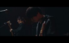 [ALEXANDROS]「Mosquito Bite」ミュージックビデオのワンシーン。