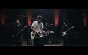 [ALEXANDROS]「Mosquito Bite」ミュージックビデオのワンシーン。