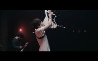 [ALEXANDROS]「Mosquito Bite」ミュージックビデオのワンシーン。